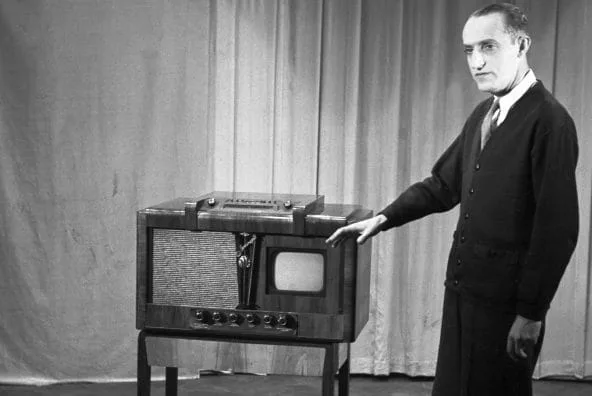 Na Zdj. Kazimierz Rudzki Prezentuje Odbiornik Telewizyjny Leningrad 12.03.1954 R. E1466777306661