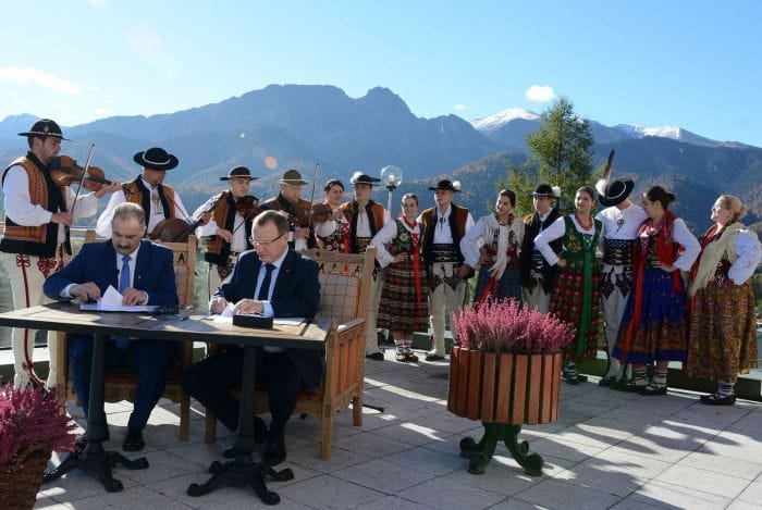 YH5BAEAAAAALAAAAAABAAEAAAIBRAA7