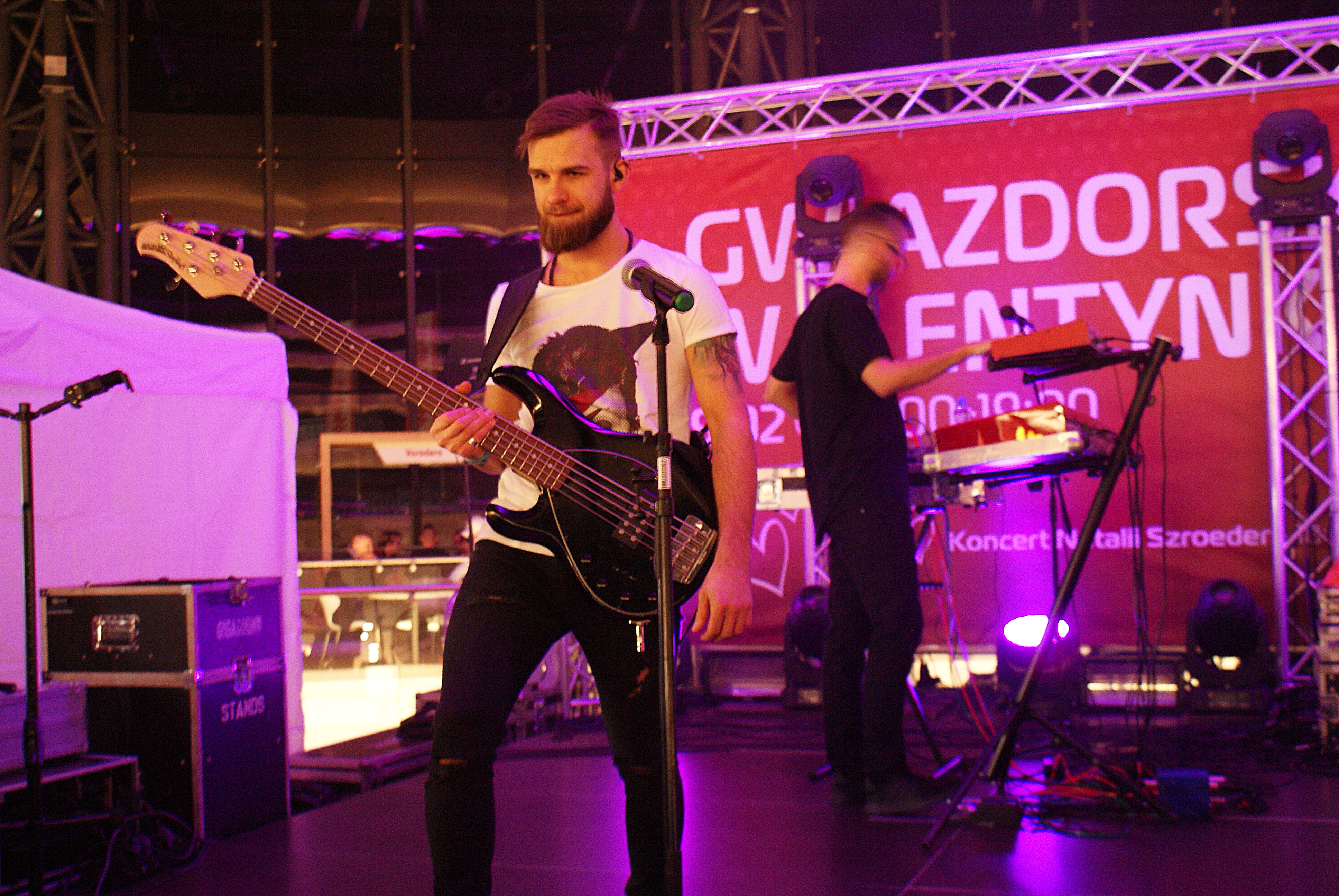 YH5BAEAAAAALAAAAAABAAEAAAIBRAA7