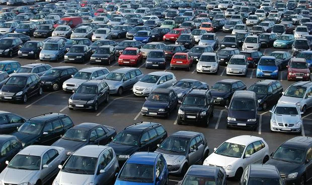 Z26097365QNiemcy Samochody Na Parkingu Zdjecie Ilustracyjn
