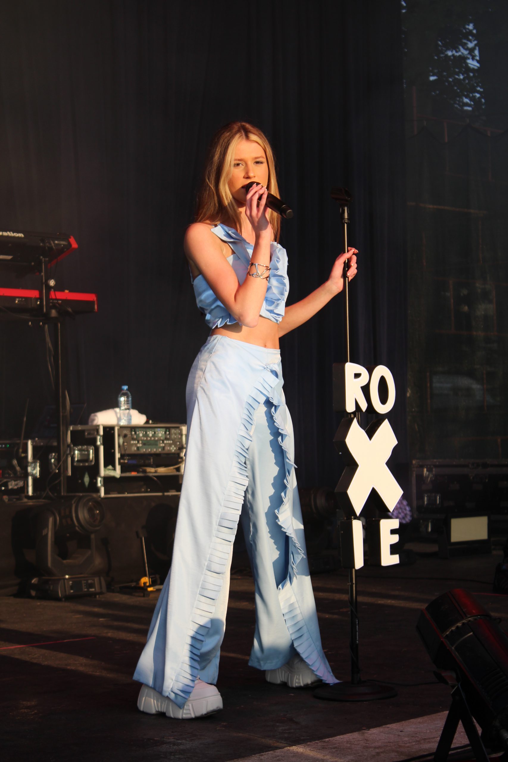 YH5BAEAAAAALAAAAAABAAEAAAIBRAA7